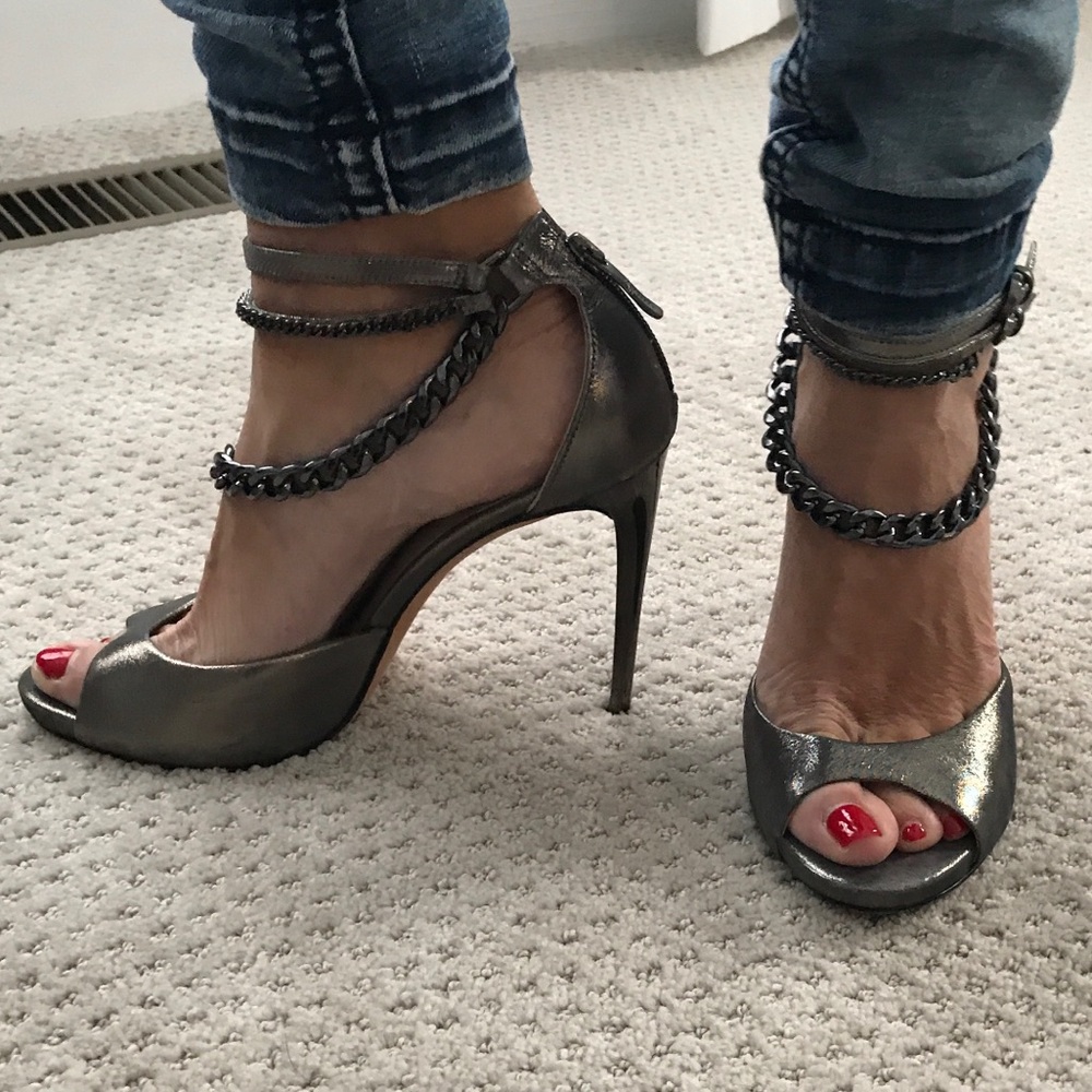 Marciano pumps